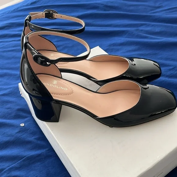 Bandolino Black Patent Leather Heels - Picture 5 of 9